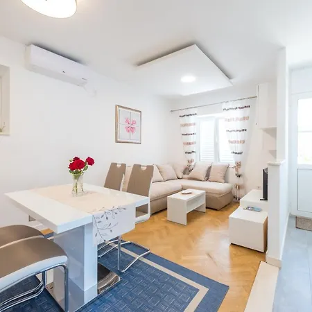 Lucija Apartment *