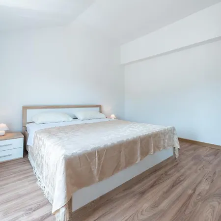 Lucija Apartment *