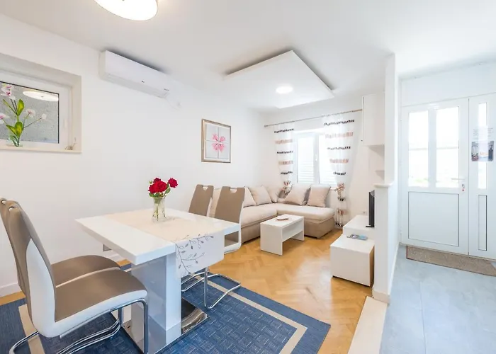 Lucija Apartment *